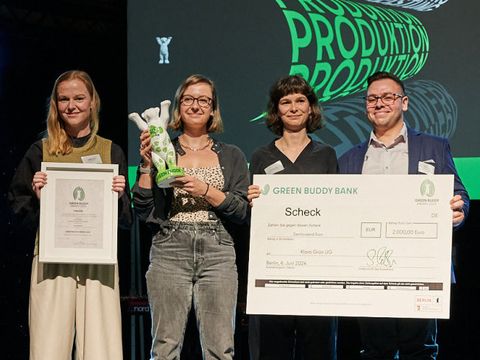 Preisübergabe in der Kategorie „Produktion, Dienstleistungen, Handwerk“ an die Klara Grün UG (Bild: Julia Merkel)