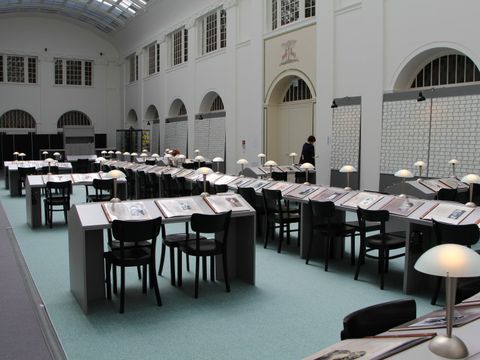 großer Raum mit Tischen und Stühlen