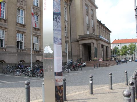 Eine Stele vor einem großen Haus