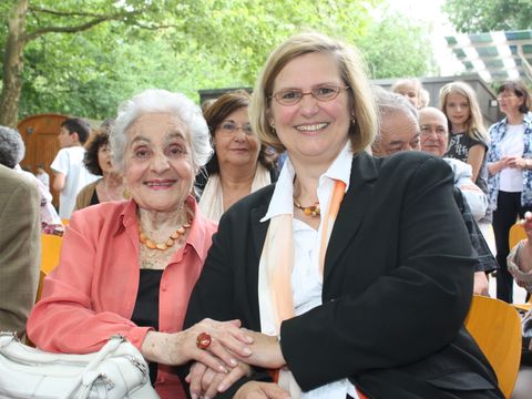Bezirksbürgermeisterin Angelika Schöttler mit der Zeitzeugin Lolita Goldstein. (Bild: Pressestelle Tempelhof-Schöneberg)