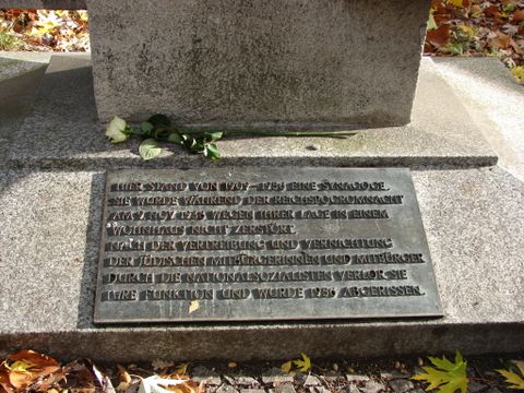 Bronzetafel_des_Denkmals (Bild: Pressestelle Tempelhof-Schöneberg)