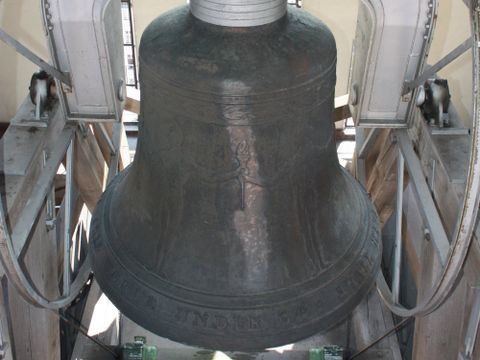 eine große Glocke
