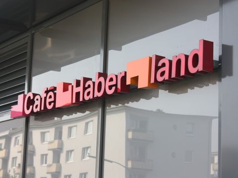 Cafe Haberland über dem U-Bahnhof Bayerischer Platz