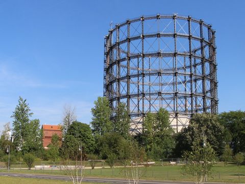 ein sehr hohes rundes Stahlgerüst