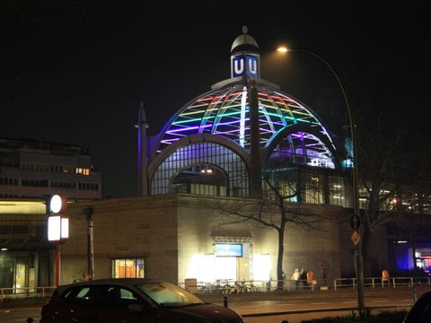 U-Bahnhof mit Regenbogenkuppel