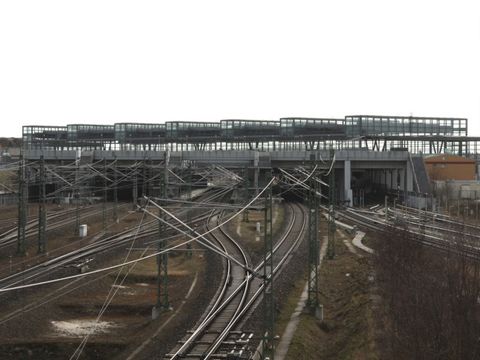 Vom Alfred-Lion-Steg bietet sich ein imposanter Blick auf das Gebäude des Bahnhofs Südkreuz. (Bild: Pressestelle Tempelhof-Schöneberg)