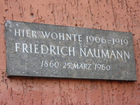 Am ehemaligen Wohnhaus von Friedrich Naumann erinnert eine Gedenktafel an ihn. (Bild: Pressestelle Tempelhof-Schöneberg)