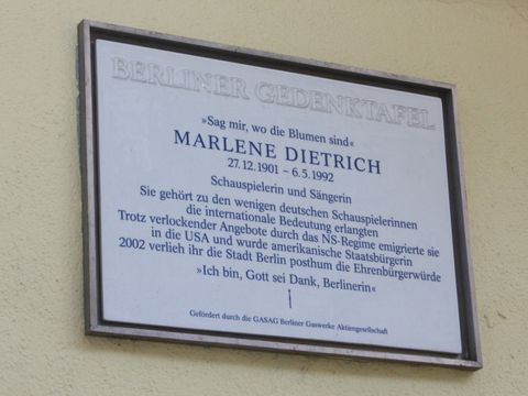 Gedenktafel für Marlene Dietrich an ihrem Geburtshaus (Bild: Pressestelle Tempelhof-Schöneberg)