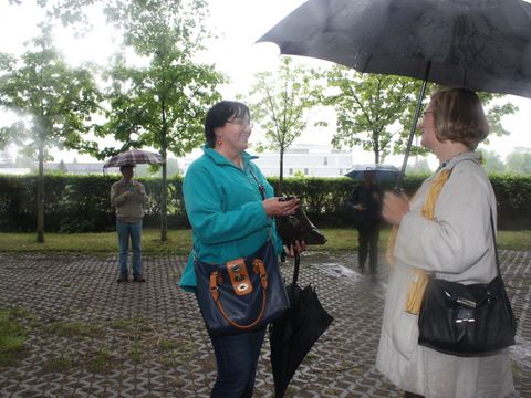 Bezirksbürgermeisterin Angelika Schöttler bedankt sich bei Frau Rüger für die Führung