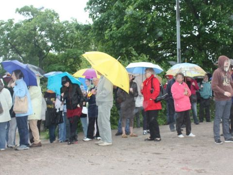 Frau Schöttlers tapfere Begleiter durch den Regen