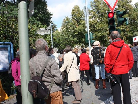 Frau Schöttler begrüßt die zahlreich erschienenen Bürger_innen