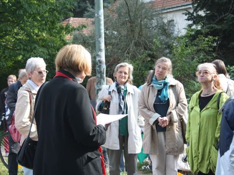 Bezirksbürgermeisterin Angelika Schöttler spricht zu den interessierten Bürger_innen