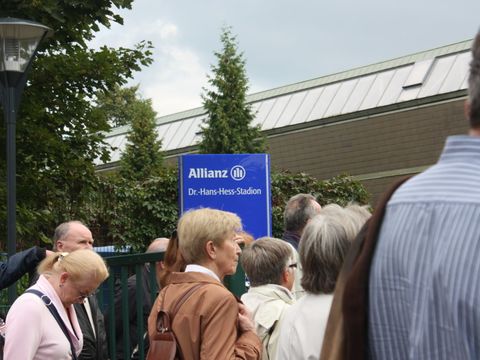 Vor dem Dr. Hans Hess Stadion