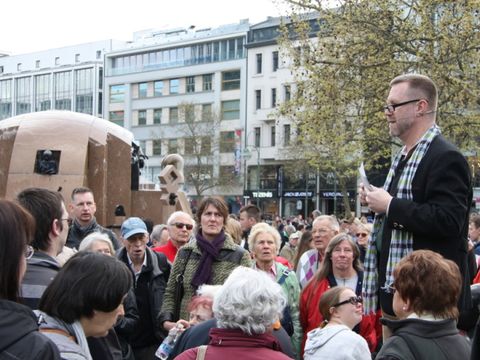 Bezirksbürgermeister Reinhard Naumann berichtet von der Geschichte des heutigen Breitscheidplatzes