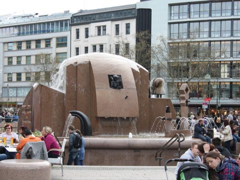 Der Weltkugelbrunnen wird liebevoll "Wasserklops" genannt!