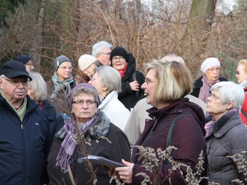 Bezirksbürgermeisterin am Brunnen im Franckepark