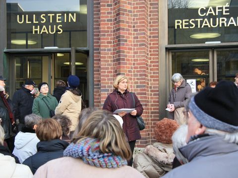 Angelika Schöttler lädt ins Ullsteinhaus ein.