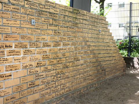 Die Denksteinmauer auf dem Gelände der Löcknitz-Grundschule.