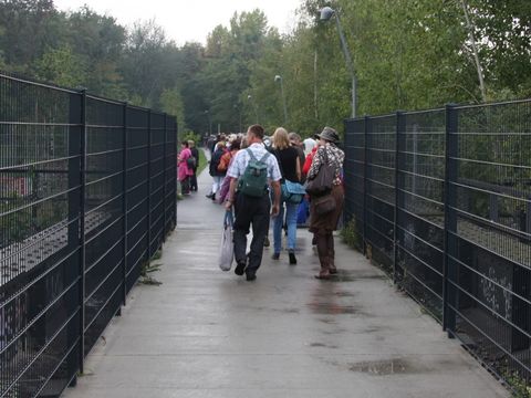 Diese schmale Brücke führt zum Flaschenhalspark