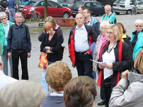 Angelika Schöttler begrüßt die Teilnehmenden am U-Bahnhof Yorckstraße