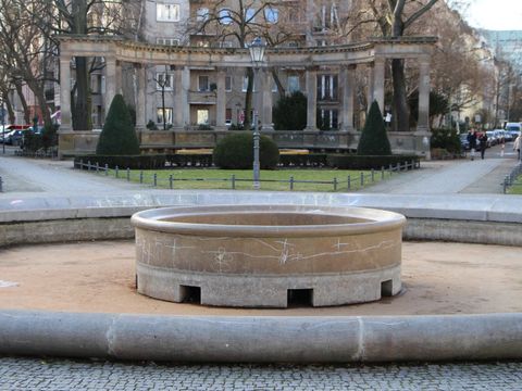 Brunnen und Kolonnaden am Viktoria-Luise-Platz