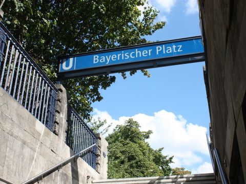 Ein erhaltener U-Bahneingang am Bayerischer Platz