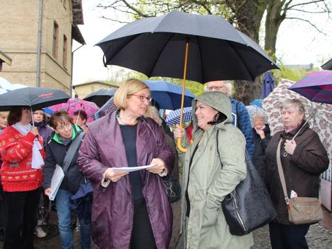 Bezirksbürgermeisterin Angelika Schöttler begrüßt alle Kiezspaziergänger_innen am Bahnhof-Lichtenrade