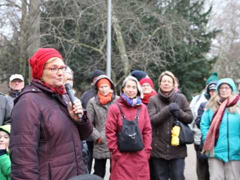 Frau Schöttler verabschiedet sich bei allen Kiezspaziergänger_innen