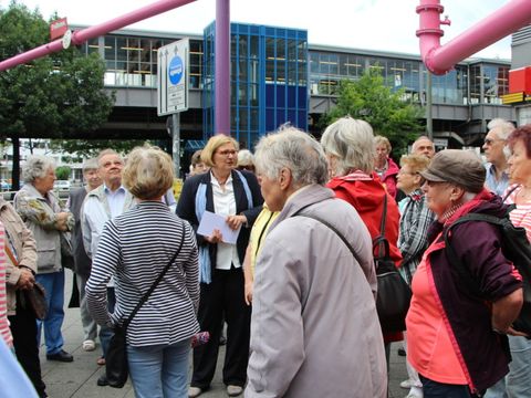Bezirksbürgermeisterin Angelika Schöttler begrüßt die Teilnehmer_innen am Nollendorfplatz.