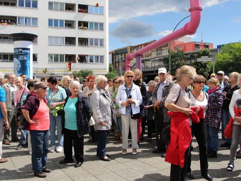 Kiezspaziergänger_innen an der Ecke zur Karl-Heinrich-Ulrichs-Straße.