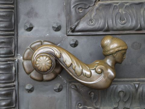bronzene Türklinke am Eingang des Rathauses Schöneberg