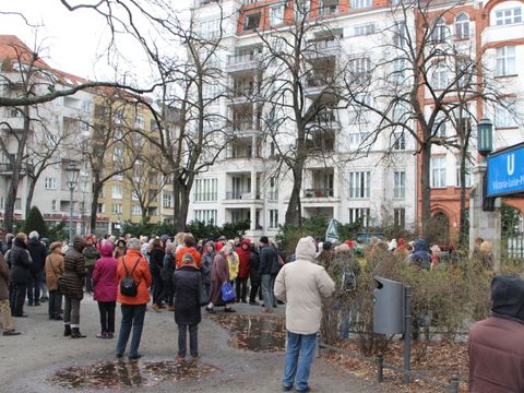 Um 14 Uhr versammelten sich 140 Teilnehmende auf dem Viktoria-Luise-Platz. (Bild: Pressestelle Tempelhof-Schöneberg)