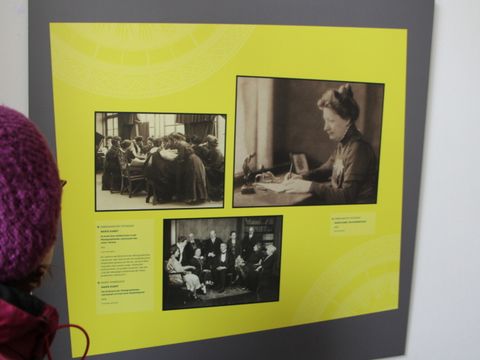 Im Foyer des Lette-Vereins kann man sich über die Vereinsgeschichte informieren.