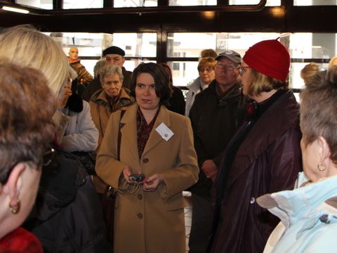 Im Foyer des Neubaus erklärt Frau Haase die Ausbildungsmöglichkeiten im Lette-Verein.