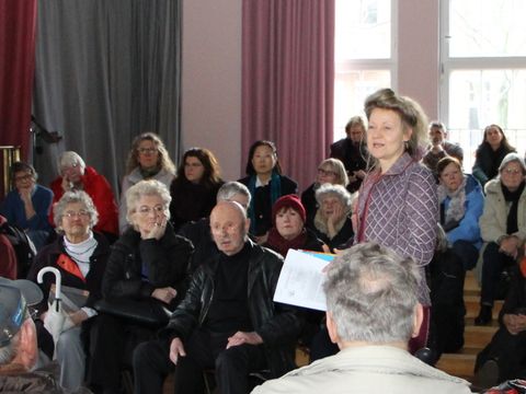 Frau Sander erläuterte die Geschichte des Pestalozzi-Fröbel-Hauses und das vielfältige Angebot