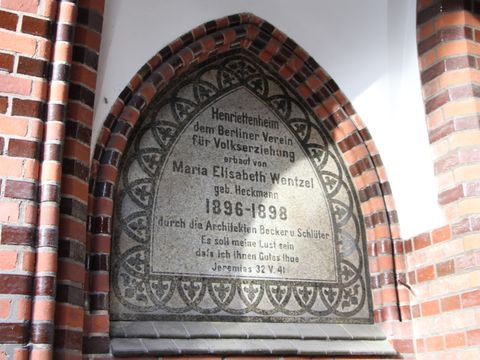 Das Pestalozzi-Fröbel-Haus wurde 1873/74 vom Trägerverein „Berliner Verein für Volkserziehung“ gegründet