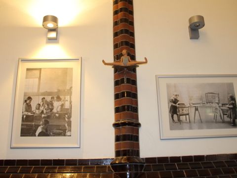 Bilder in den Fluren des Pestalozzi-Fröbel-Hauses erinnern an frühere Zeiten