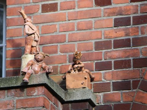 Die Kinderfiguren auf dem Gelände des Pestalozzi-Fröbel-Hauses wurden von Schüler_innen im Kunstunterricht zu dem Thema "Das Kind als König" aus Ton modelliert (Bild: Pressestelle Tempelhof-Schöneberg)