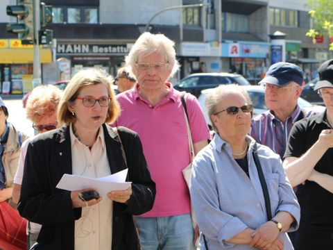 Bezirksbürgermeisterin Angelika Schöttler begrüßt die Kiezspaziergänger_innen
