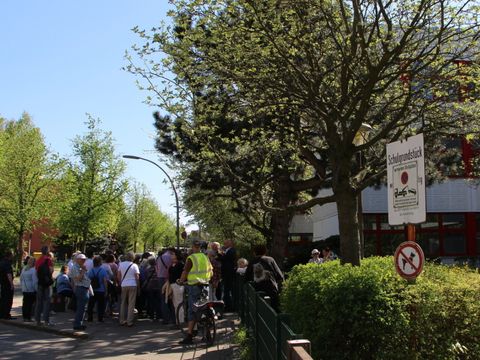 Der Kiezspaziergang macht Station an der Nahariya-Grundschule