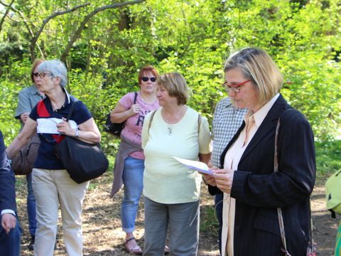 Bezirksbürgermeisterin Angelika Schöttler stellt den Lichtenrader Volkspark vor.