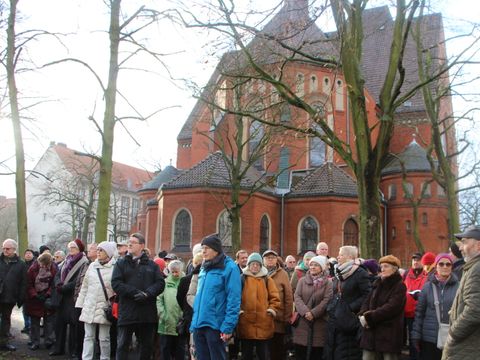 Am Treffpunkt hinter der Nathanaelkirche gab es für die ca. 150 Teilnehmenden Interessantes zur Historie des Grazer Platzes zu berichten.