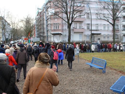 Vom Grazer Platz spazierten Bezirksbürgermeisterin Angelika Schöttler und die Teilnehmenden über die Beckerstraße zur Cranachstraße.