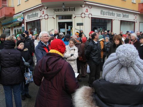 An der Kreuzung Cranachstraße/Beckerstraße erinnerten sich die Teilnehmenden unter anderem an die Schauspielerin Lilian Harvey aus dem Film „Die drei von der Tankstelle“, die hier ihre Jugend verbrachte.