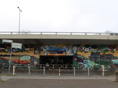Die Unterführung im S-Bahnhof Friedenau wurde im Rahmen eines Wettbewerbes mit Großflächigen Bildern verschönert.