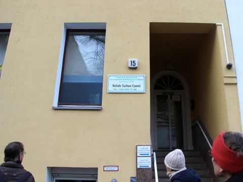 Die Moschee in der Hedwigstraße ist in einem schlichten Haus beheimatet und würde ohne das Hinweisschild nicht auffallen.