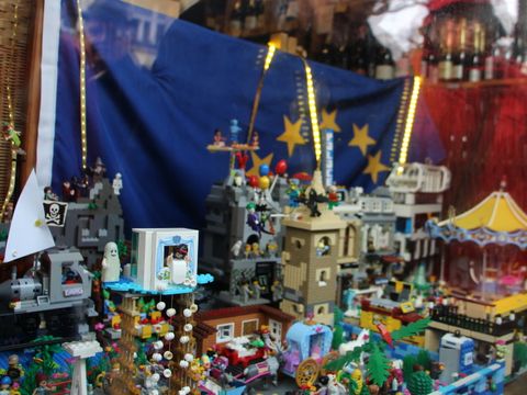 Die Weinhandlung in der Hedwigstraße ist für die friedenauer Kinder ein echtes Highlight. Im Schaufenster präsentiert der Besitzer regelmäßig neue Landschaften aus Legosteinen.
