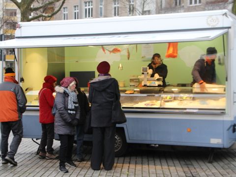 Die Marktstände auf dem Breslauer Platz sind gut besucht. Der Markt ist der älteste in Berlin.