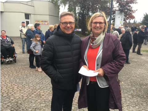 Geschäftsführer Andreas Haase und Bezirksbürgermeisterin Angelia Schöttler am Eingang zur Trabrennbahn