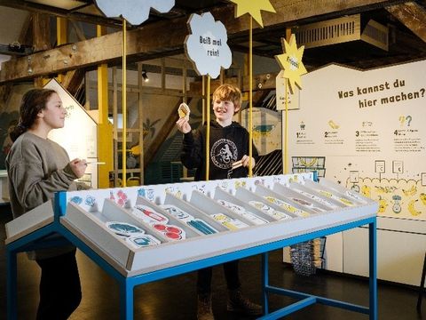 Mädchen und Junge in einer Ausstellung